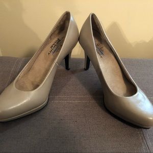 Life stride nude heels
